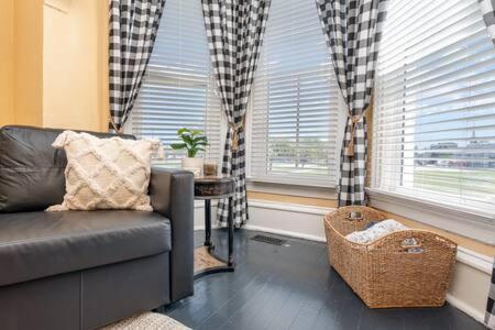 Beautiful Downstairs 1Bed 1Bth Charmer- Pet Friendly مدينة ميتشيغان المظهر الخارجي الصورة